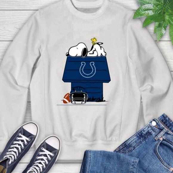 Indianapolis Colts Snoopy Woodstock Peanuts NFL Football Christmas Sweatshirt 91 - Picture 1 of 5